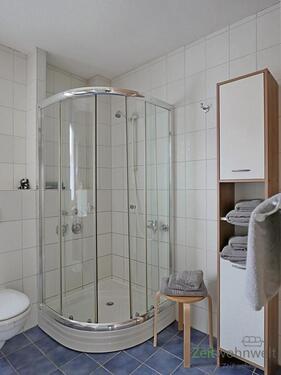 große Dusche im Bad - 