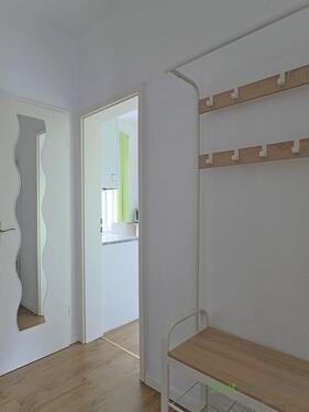 Wohnungsflur mit Garderobe - 
