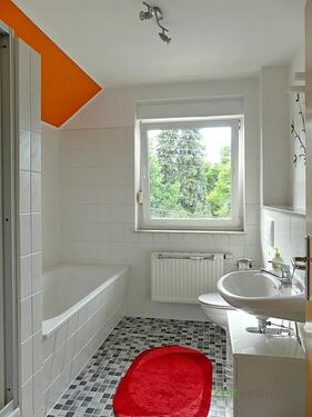 Bad mit Dusche und Wanne - 