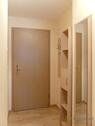 Wohnungsflur mit Garderobe - 