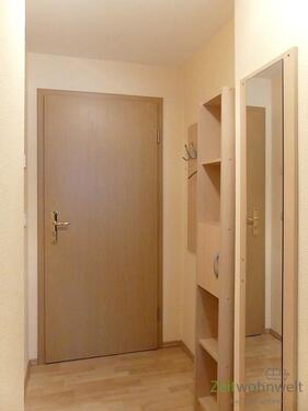 Wohnungsflur mit Garderobe - 