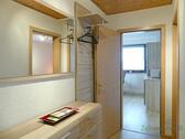 Wohnungsflur mit Garderobe - 