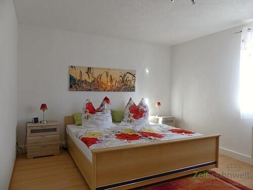 Doppelbett im Schlafzimmer - 