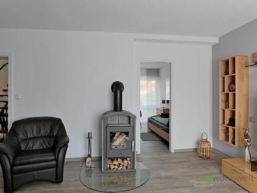 Blick zum Kamin und kleinem Schlafzimmer - 