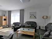 Sofa und Sessel im Wohnzimmer - Haus mit 125,00 m&sup2; in Erfurt zur Miete