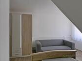 linkes Schlafzimmer, Balken, Kleiderschrank und Sofa - 