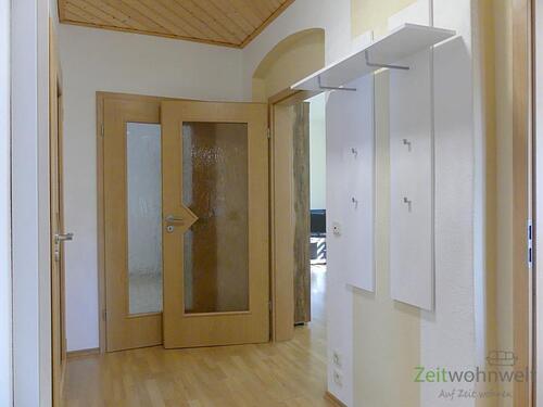 Wohnungsflur mit Garderobe - 