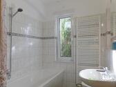 helles Bad mit Wanne - 