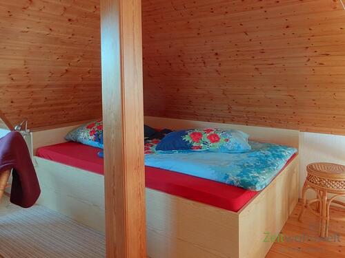 Blick zum Bett - 1 Zimmer Etagenwohnung in Bad Berka