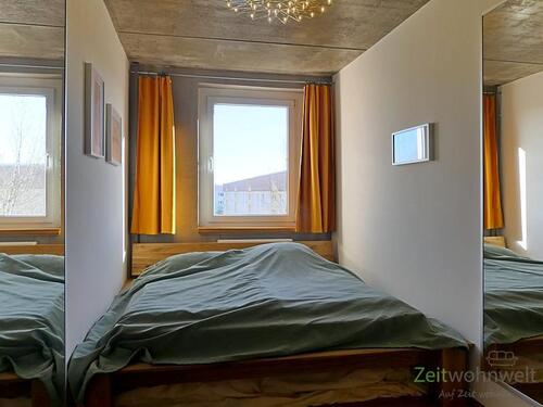 breites Bett im Schlafzimmer - 