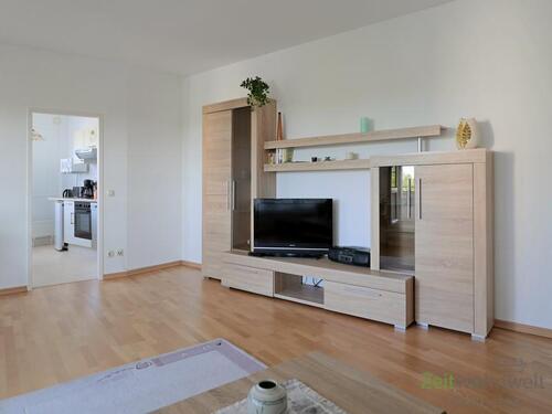 Blick zu Schrankwand und Küche - 2 Zimmer Etagenwohnung in Radebeul