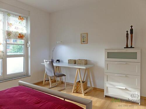 Schreibtisch und Kommode - 