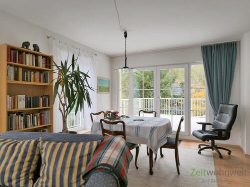 Blick zu Esstisch und Balkon - 2 Zimmer Etagenwohnung zur Miete in Jena