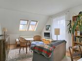 Blick ins Wohnzimmer mit TV - (EF1321_M) Jena: Nord, möblierte 2-Zimmer-Wohnung mit Dachbalkon in ruhiger grüner Lage, PKW-Stellplatz inkl.