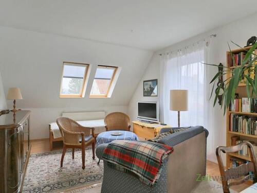 Blick ins Wohnzimmer mit TV - (EF1321_M) Jena: Nord, möblierte 2-Zimmer-Wohnung mit Dachbalkon in ruhiger grüner Lage, PKW-Stellplatz inkl.