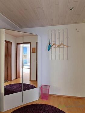 Wohnungsflur mit Garderobenschrank - 