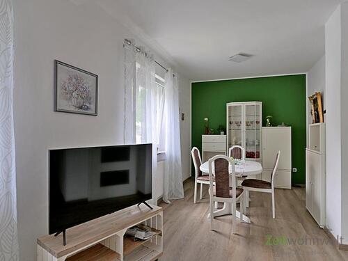 TV und Esstisch - 2 Zimmer Etagenwohnung zur Miete in Kassel