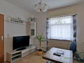 TV im Wohnzimmer - 2 Zimmer Etagenwohnung zur Miete in Erfurt