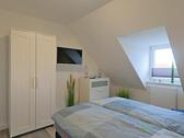 Kleiderschrank und TV - 