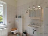 Waschtisch und WC - 