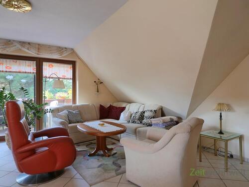 große Sitzecke vor dem Balkon - 2 Zimmer Etagenwohnung zur Miete in Amt Wachsenburg