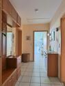 Wohnungsflur mit Garderobe - 
