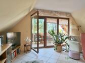 Blick zu TV und Balkon - 2 Zimmer Etagenwohnung in Amt Wachsenburg