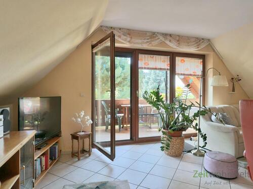 Blick zu TV und Balkon - 2 Zimmer Etagenwohnung in Amt Wachsenburg