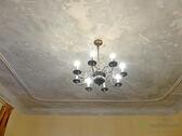 Kronenleuchter und bemalte Stuckdecke - 