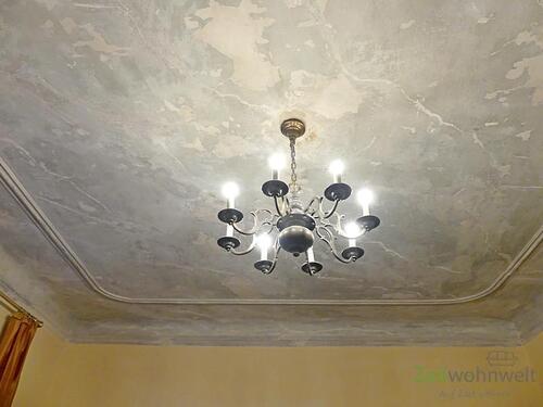 Kronenleuchter und bemalte Stuckdecke - 