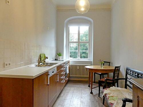 Wohnküche mit Balk und Esstisch - 