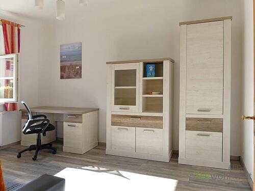 Schreibisch und Schränke - 