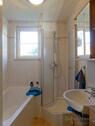 Bad mit Wanne und Dusche - 
