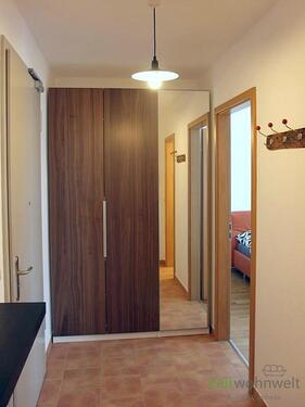 Wohnungsflur mit Kleiderschrank - 