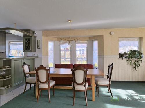 großer Esstisch vor der Küche - 4 Zimmer Haus zur Miete in Dresden