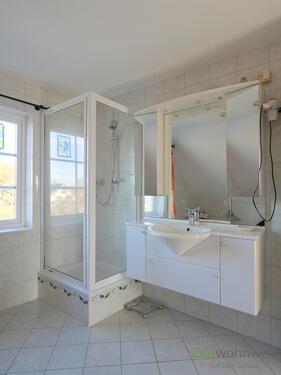 Blick zu Dusche und Waschtisch - 