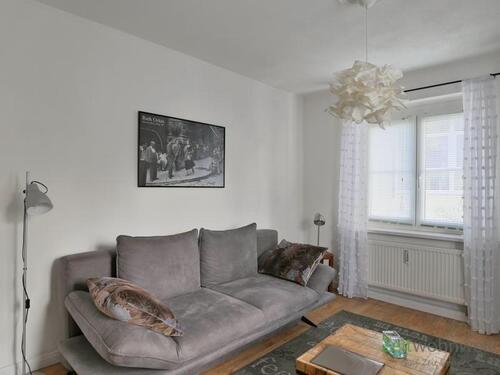 breites Sofa und Leselampe - 2 Zimmer Etagenwohnung in Dresden