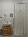 Dusche und Waschbacken - 