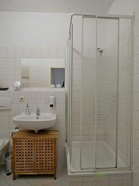 Dusche und Waschbacken - 