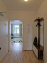 Wohnungsflur mit Garderobe - 