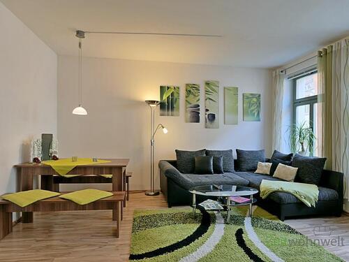 Esstisch und Sofa - 2 Zimmer Etagenwohnung zur Miete in Erfurt