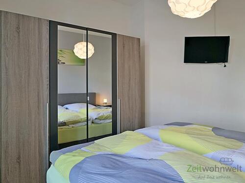 Kleiderschrank und Wand-TV - Etagenwohnung mit 60,00 m² in Erfurt zur Miete