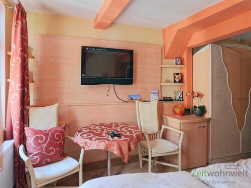 TV und Kleiderschrank - 