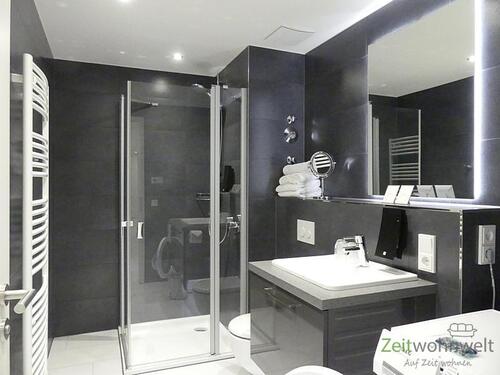 vorderes Bad mit Dusche und WM - 