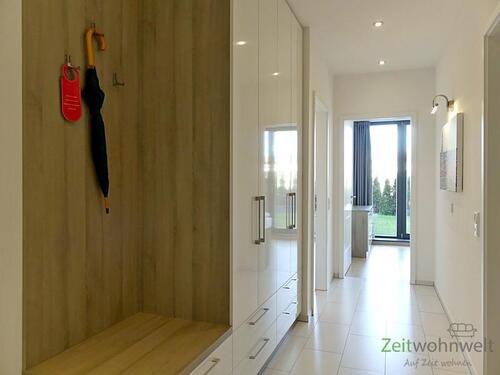 heller Wohnungsflur mit Gerderobe - 