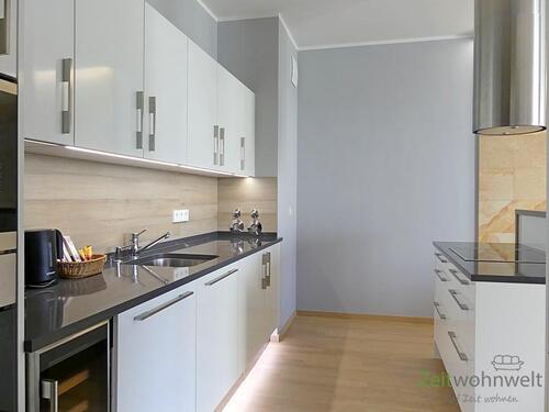 moderne Küche mit allen Geräten - 