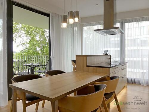 Blick über den Esstisch zum Balkon - 3 Zimmer Etagenwohnung zur Miete in Dresden