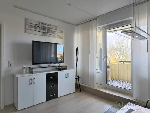 Blick zu TV und Balkon - 1 Zimmer Etagenwohnung zur Miete in Halle (Saale)