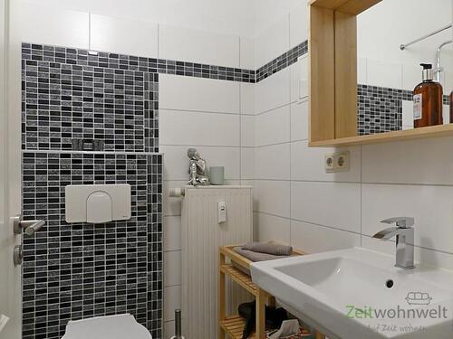 modernes Bad mit Wanne - 