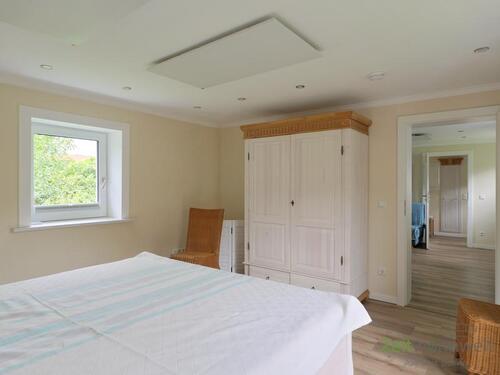 Blick ziu Kleiderschrank und Wohnzimmer - 